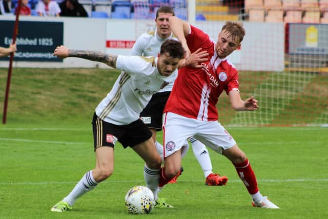 Aaron Norris and Grady McGrath tussle for the ball (Photo: Ian Rennie)