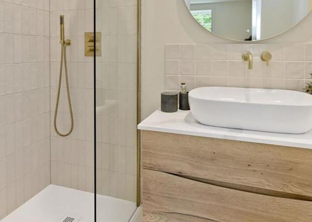 Guest bedroom en-suite.