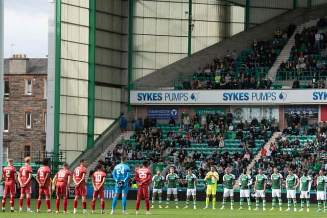 Hibs and Aberdeen players take part in a minute's applause before kick-off at Easter Road. (Photo by Mark Scates / SNS Group)