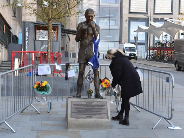 Tributes are paid to legendary Scottish boxing world champion Ken Buchanan MBE at The Ken Buchanan Statue (Photo by Mark Scates / SNS Group)