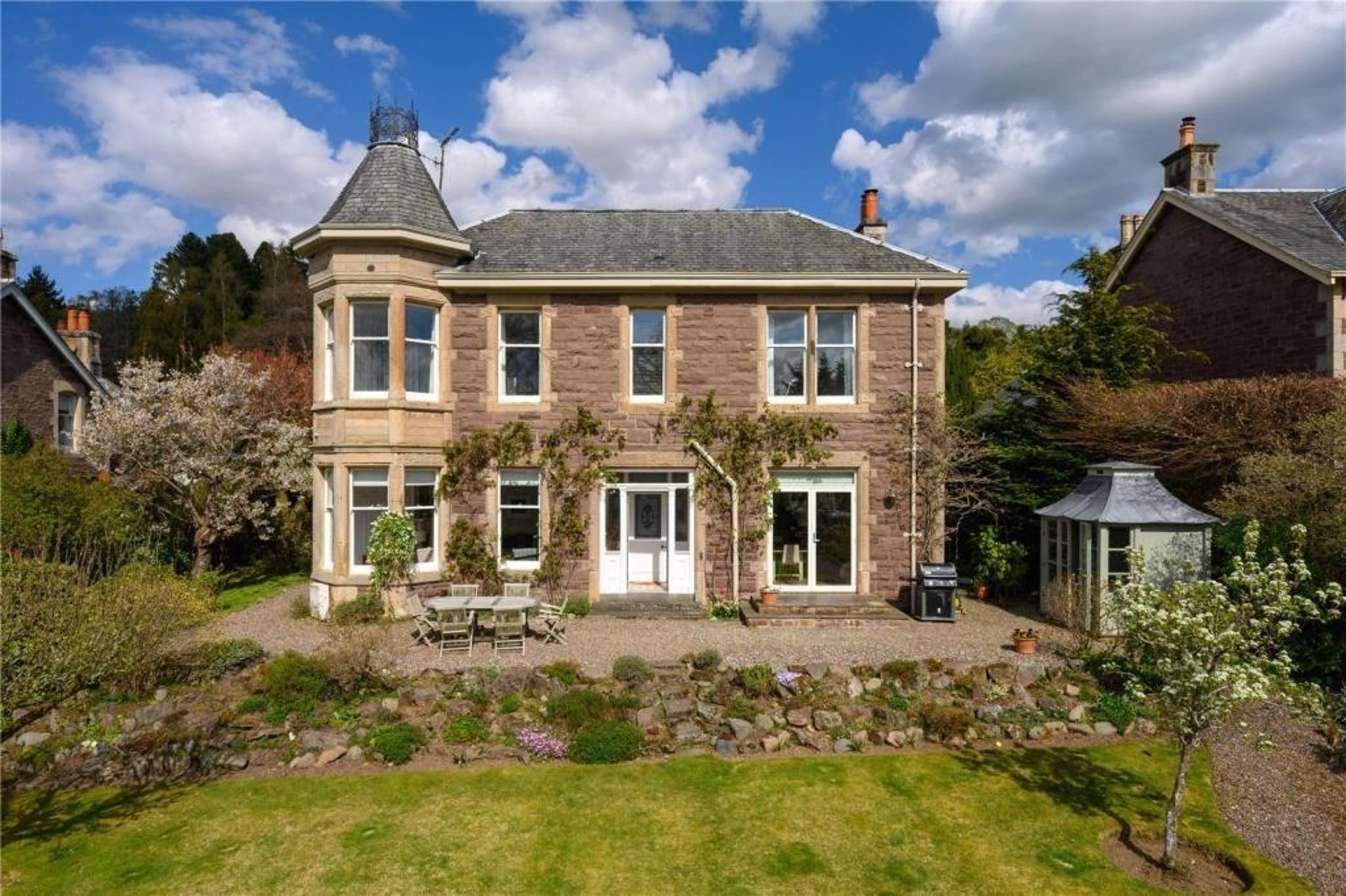 This beautifully modernised 5-bedroom Victorian villa sits on a peaceful and leafy street in prestigious Perthshire town