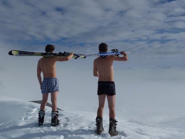 Scotland is “cursed” with unpredictable weather (which tends to favour ‘dreich’ days over sunny ones) so you better believe when we get a chance to soak in that Vitamin D that it’s “taps aff” for the day. Warm temperature or not.
