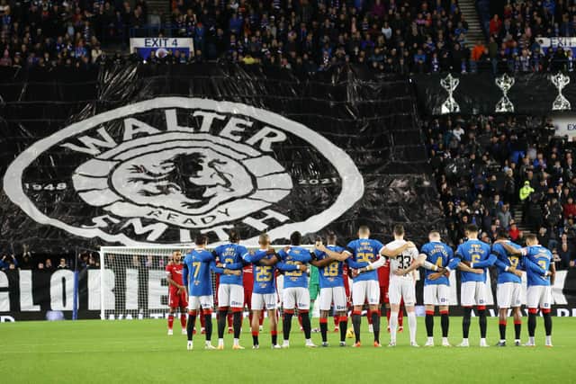 Rangers' players observe a minute's silence for legendary manager Walter Smith who passed away aged 73,  during a Cinch Premiership match between Rangers and Aberdeen at Ibrox stadium, on October 26, 2021, in Glasgow, Scotland. (Photo by Alan Harvey / SNS Group)