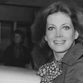 Gayle Hunnicutt at Heathrow Airport in 1975, on her way to film in Israel (Picture: Peter Cade/Central Press/Hulton Archive/Getty Images)