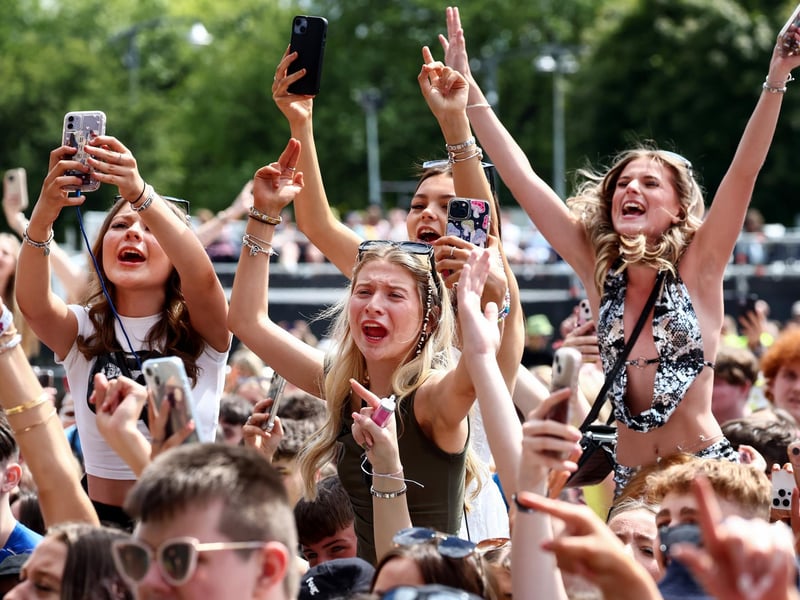 Fans watch Lauren Spence Smith perform