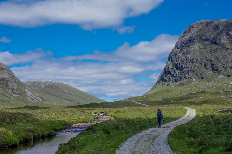 You can find this valley on the Isle of Harris in the Outer Hebrides. The Glen stretches north for two and a half miles from Loch Meavaig towards Glen Uisletter.