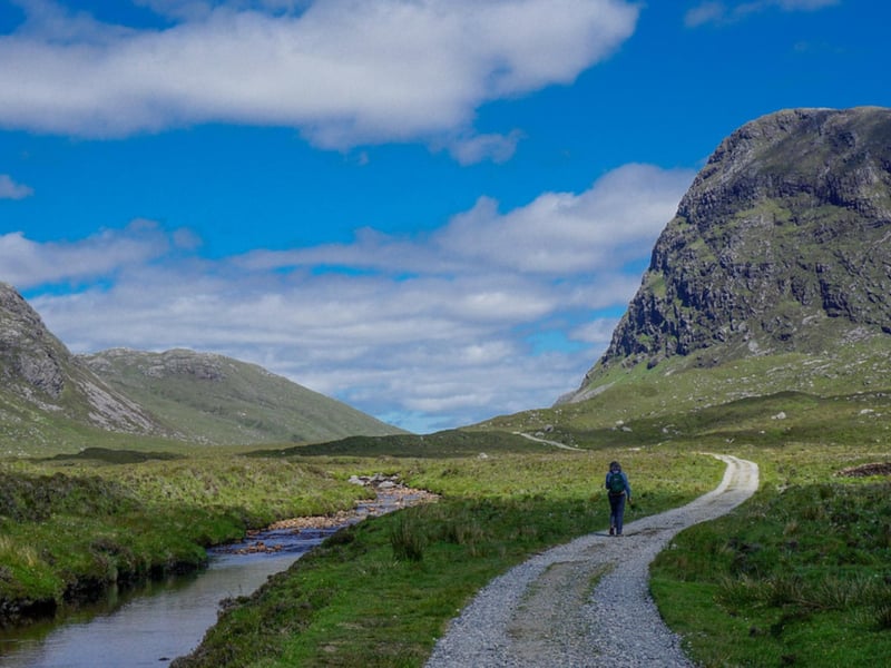 You can find this valley on the Isle of Harris in the Outer Hebrides. The Glen stretches north for two and a half miles from Loch Meavaig towards Glen Uisletter.