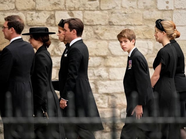 Jack Brooksbank, Princess Eugenie, Princess Beatrice, Edoardo Mapelli Mozzi, James, Viscount Severn and Lady Louise Windsor arrive at Westminster Abbey for the State Funeral of Queen Elizabeth II.