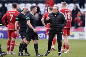 Aberdeen manager Neil Warnock speaks to referee Nick Walsh after the 2-1 defeat at St Mirren. (Photo by Alan Harvey / SNS Group)