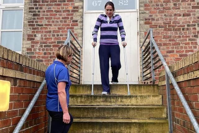 Christina Mackenzie getting advice on negotiating steps from Seonaid of sports injury clinic Physiofocus after leaving hospital in October 2022. (Photo by Christina Mackenzie)