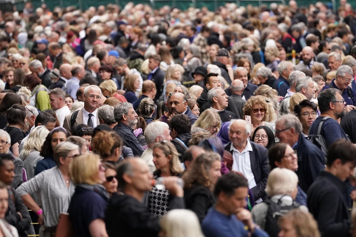 Queen Elizabeth II death: Why fears of 30-hour queue have not yet come true as royalists and republicans pay respects