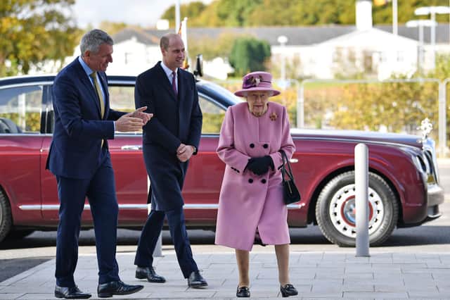 Queen Elizabeth II and the Duke of Cambridge (centre) speak with Gary Aitkenhead of the Defence Science and Technology Laboratory (DSTL) at Porton Down (Picture: Ben Stansall/PA Wire)