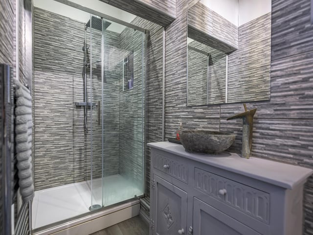 The generously sized family bathroom