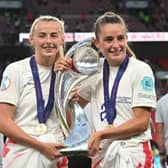 Goalscorers England's striker Chloe Kelly (L) and England's midfielder Ella Toone (R) pose with the trophy as England's players celebrate their Euro 2022 win. (Photo by JUSTIN TALLIS/AFP via Getty Images)