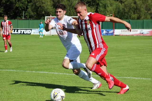 Ryan Spink up against Tom Kelly. (Photo Ian Rennie)