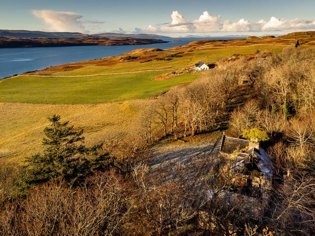 The island boasts two award-winning hotel-restaurants: The Three Chimneys and Kinloch Lodge.