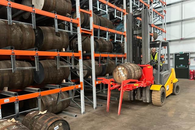 Safe handling: Forklift.