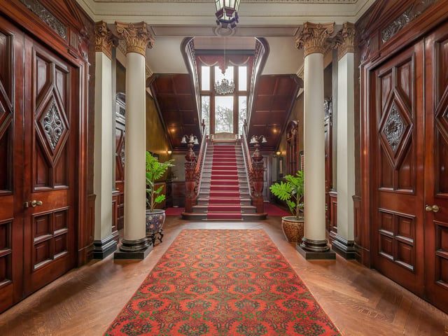 Where is it? In one of Glasgow’s most desirable locations off Great Western Road, and a stone’s throw from the amenities of Byres Road and the Botanic Gardens. Hillhead subway station, connecting to the city centre, is within easy walking distance.