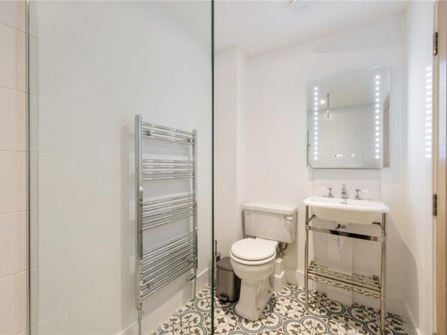 Shower room.