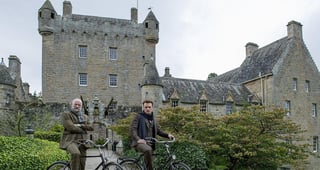 Sam Heughan dan Graham McAvish di Kastil Cawdor PIC: Peter Sandground