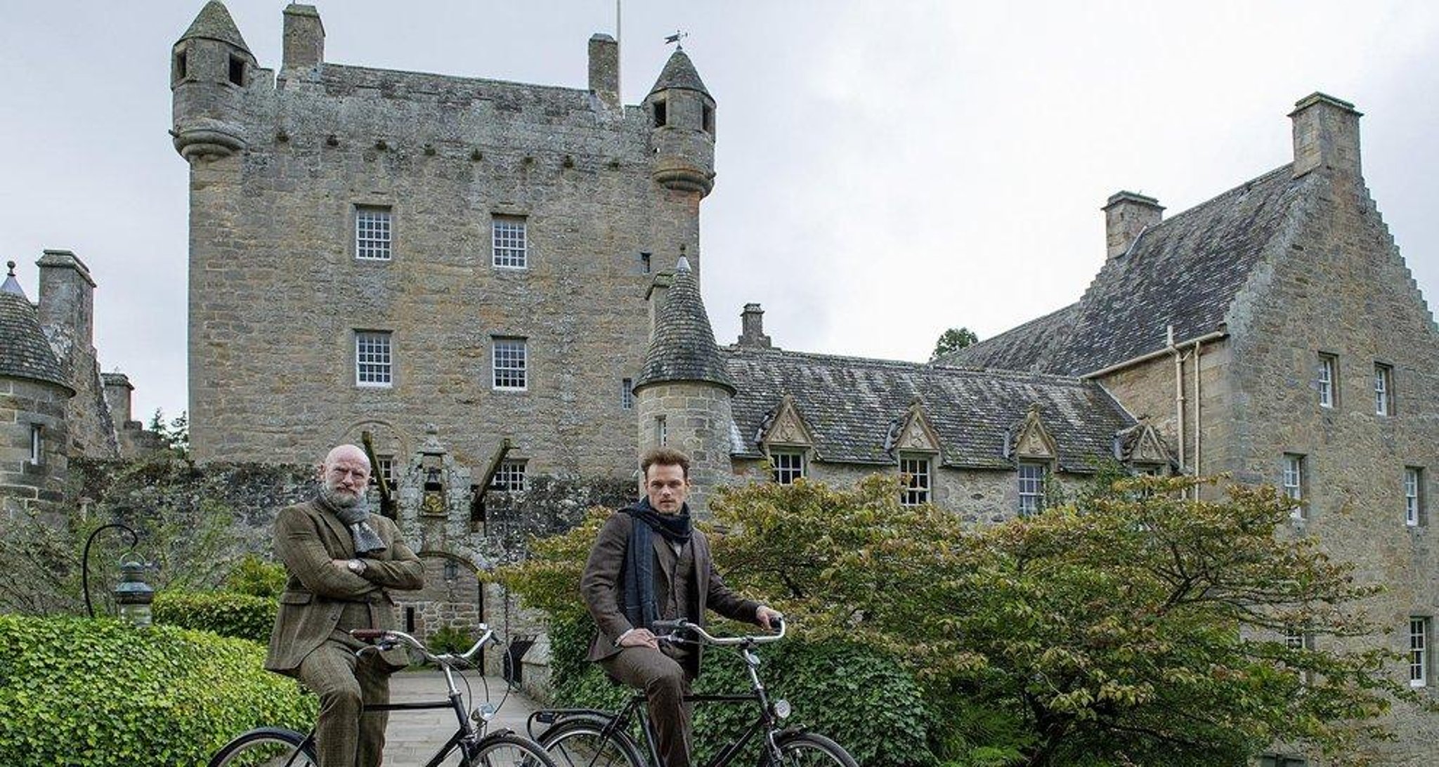 Bintang Outlander Sam Heughan mengumumkan buku Clanlands Almanac baru