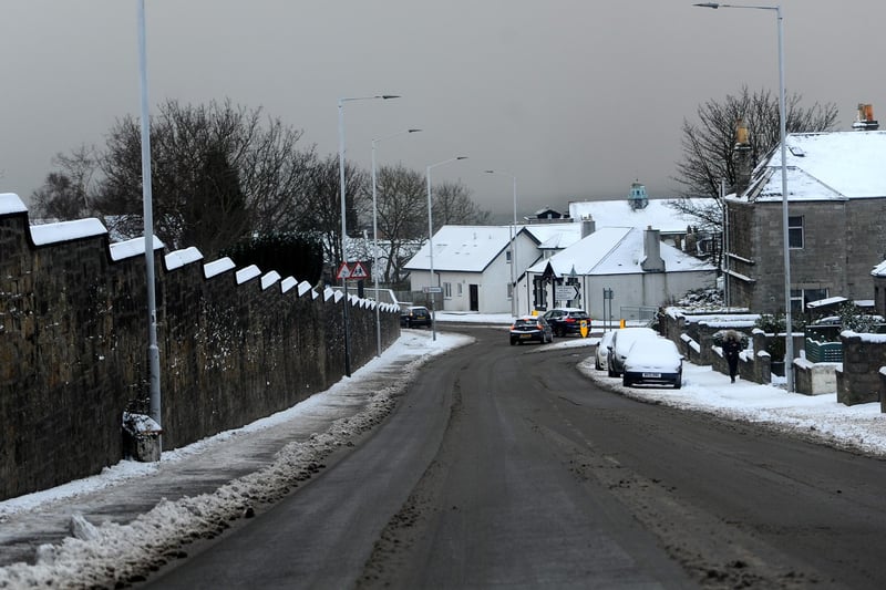A clear road, but snow covered pavements on Bennochy Road (Pic: Fife Photo Agency)