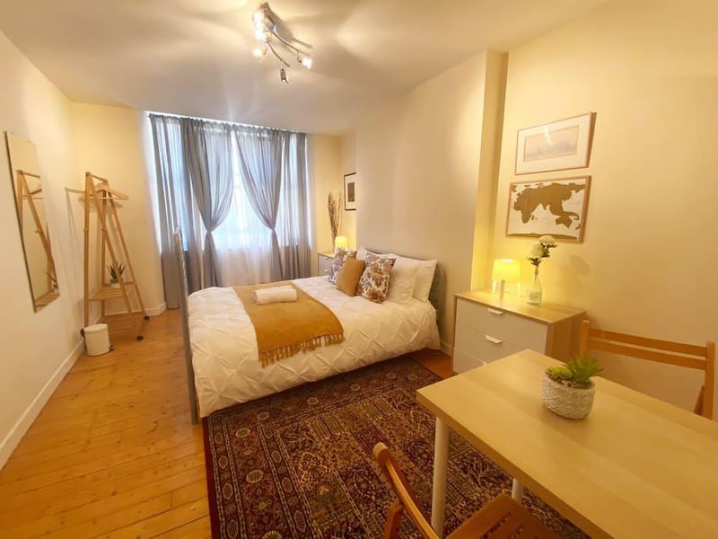 This private double bedroom is in a shared historical Scottish home, located at the West End of Princes Street. Every tourist attraction is within walking distance, so if you’re looking for a location in the heart of the city then this is perfect. The flat is ideal for couples who are looking for an affordable, central and private place to stay in Scotland’s capital. The price for two nights for two adults is £138.