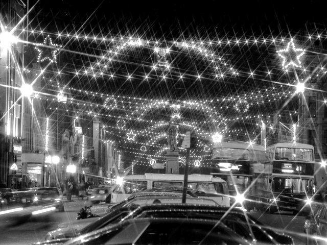 George Square sees its Christmas lights turned on in 1987.