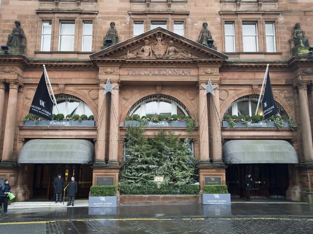 On which famous red sandstone landmark can you find these elaborate sculptures?