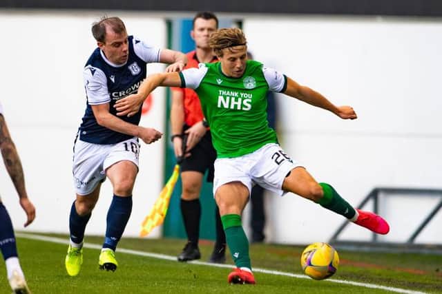 Dundee's Paul McGowan and Hibs' Sean Mackie (Photo by Paul Devlin / SNS Group)