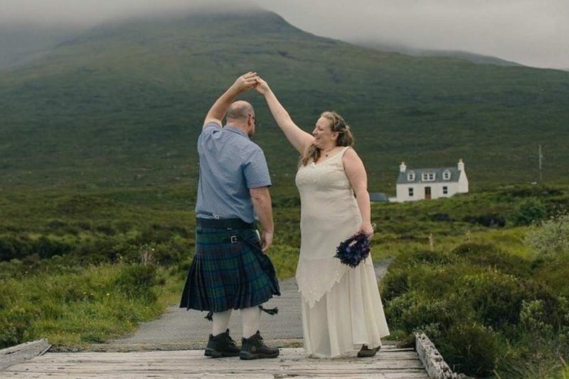 American tourists Paul and Amanda Riesel planned to get married in Scotland but their trip from Florida was plagued by multiple delays, cancellations and even lost luggage, leaving them to arrive at Skye at 11pm the night before their wedding without their things. Thankfully, wedding photographer Rosie Woodhouse posted an appeal to the locals who provided a kilt for Paul and a beautiful dress for Amanda resulting in a magical wedding day.