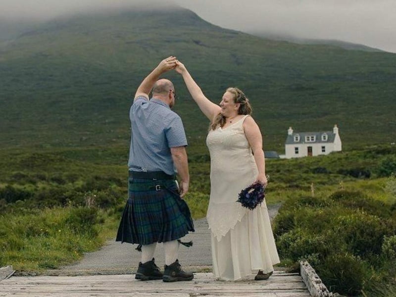 American tourists Paul and Amanda Riesel planned to get married in Scotland but their trip from Florida was plagued by multiple delays, cancellations and even lost luggage, leaving them to arrive at Skye at 11pm the night before their wedding without their things. Thankfully, wedding photographer Rosie Woodhouse posted an appeal to the locals who provided a kilt for Paul and a beautiful dress for Amanda resulting in a magical wedding day.