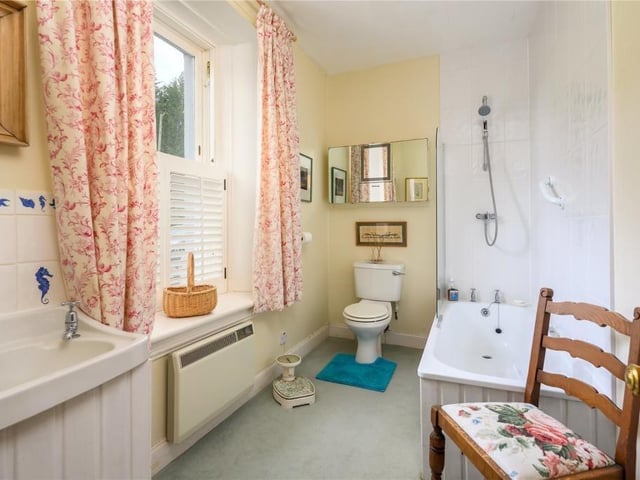 Principal floor bathroom.