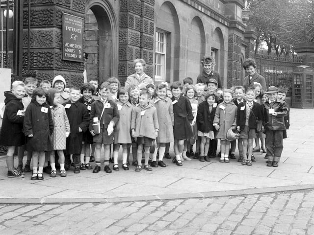 Pupils from Craigmuir Primary school arriving at Edinburgh Zoo in 1963.