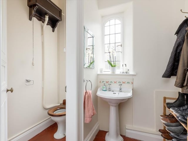 Cloakroom / WC.