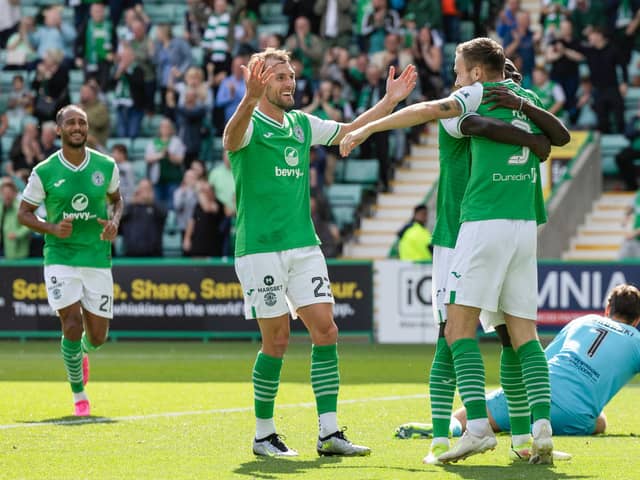 Dylan Vente celebrates with his Hibs team-mates after scoring off the bench against Raith Rovers. (Photo by Ross Parker / SNS Group)