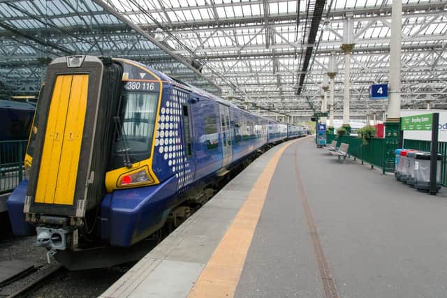 Rail services between Edinburgh and Glasgow Queen Street have been halted temporarily while engineers take control of two lines to fix a signalling fault.