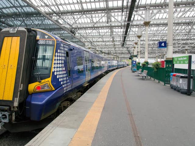 Rail services between Edinburgh and Glasgow Queen Street have been halted temporarily while engineers take control of two lines to fix a signalling fault.