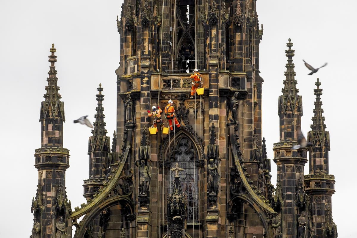 Great Scott: Abseiler reinigen Edinburghs berühmtes Denkmal