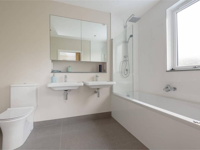 Principal bedroom en-suite bathroom.