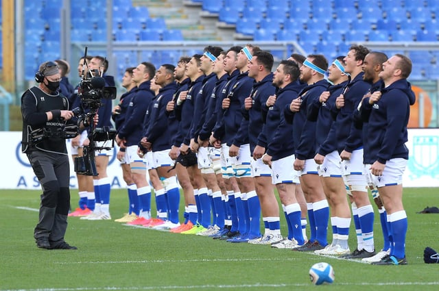 I giocatori dell'Italia si schierano per l'inno nazionale in vista della partita del Guinness Sei Nazioni contro il Galles a Roma.  Immagine: Pavlo Bruno / Getty Images