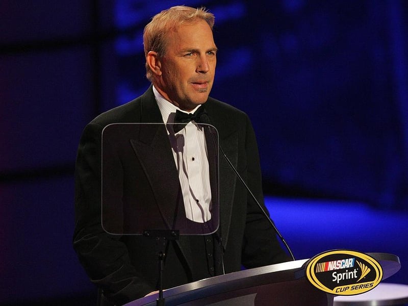 Kevin Costner takes the lead in this drama that focuses on the assassination of American president John F. Kennedy.