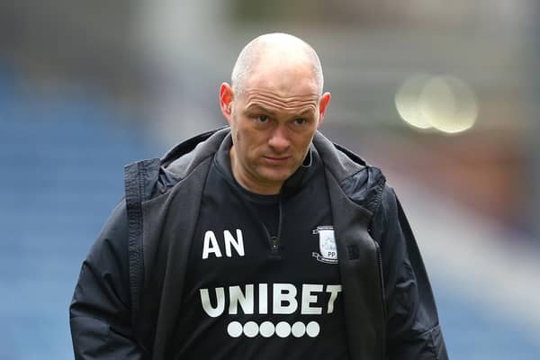 Alex Neil is the bookmakers' favourite to be the new Hibs manager.