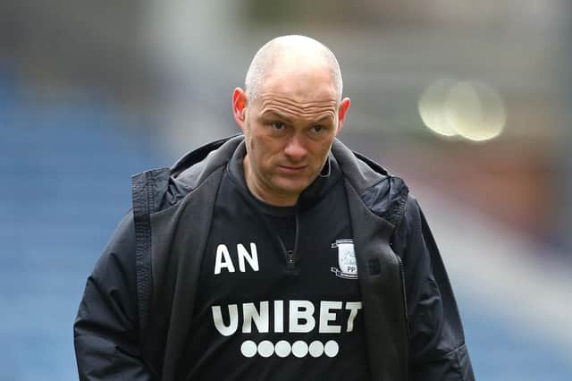 Alex Neil is the bookmakers' favourite to be the new Hibs manager.