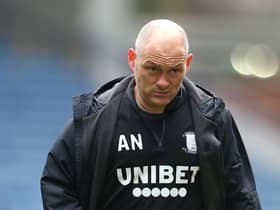 Alex Neil is the bookmakers' favourite to be the new Hibs manager.