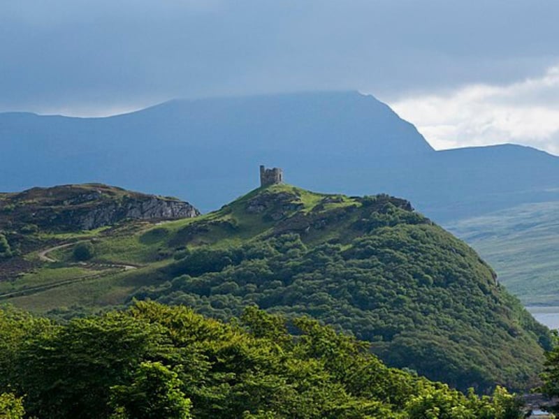 Castle Varrich is an old ruin of the Mackay Clan located near Tongue (Sutherland) in the far north of Scotland where you can discover extraordinary views of Ben Loyal mountain. It was reportedly the seat of the Chief of the Mackay Clan for hundreds of years, and some suspect the fort we see today was built atop of an existing Norse fort in the 14th century.