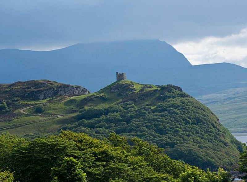 Castle Varrich is an old ruin of the Mackay Clan located near Tongue (Sutherland) in the far north of Scotland where you can discover extraordinary views of Ben Loyal mountain. It was reportedly the seat of the Chief of the Mackay Clan for hundreds of years, and some suspect the fort we see today was built atop of an existing Norse fort in the 14th century.