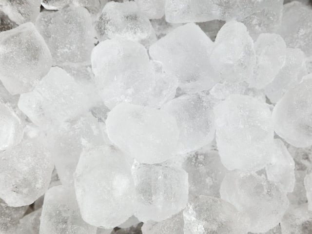 Ideal for taining pups in warm conditions - ice cubes give your dog a crunchy treat and cool them down. An additional bonus is that they are a zero calorie snack.