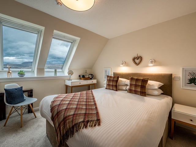 One of the kingsize bedrooms