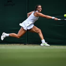 Jodie Burrage returns the ball to US player Caty McNally during her first round defeat at Wimbledon. (Photo by KIRILL KUDRYAVTSEV/AFP via Getty Images)